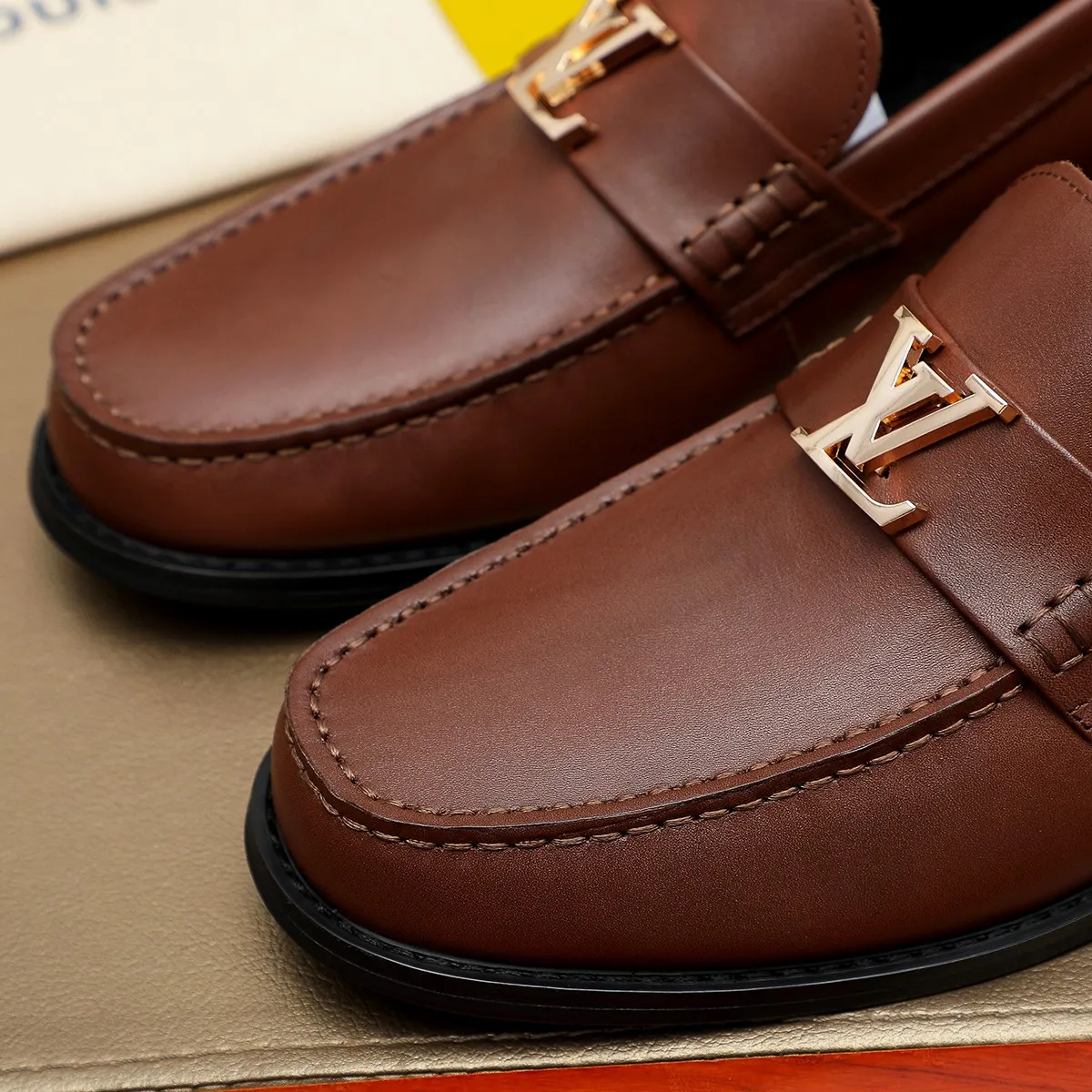 Men's shoes 460 💰 Louis Vuitton LV ® 🆕 model 🔛 full shoe counter, first layer cowhide, 🐂leather lining casual shoes for men, super soft outsole, a must-have for driving. Synchronized with the counter, original first layer cowhide, completely 1:1 mold customization 🌹 top version, color optional! Number: 38-44 (45.46 customized)